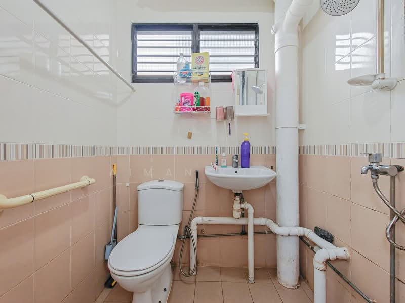 316 Bukit Batok Street 32, 316 Bukit Batok Street 32, 2 Bedrooms, 732 sqft, HDB Flat For Sale, by Aiman Roza, 500117671 - Bathroom - PropertyGuru.com.sg
