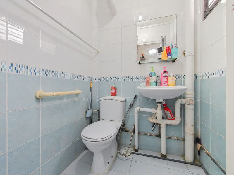 316 Bukit Batok Street 32, 316 Bukit Batok Street 32, 2 Bedrooms, 732 sqft, HDB Flat For Sale, by Aiman Roza, 500117671 - Bathroom - PropertyGuru.com.sg