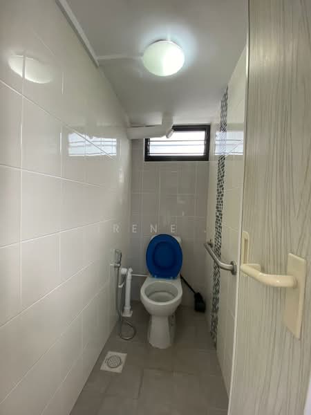 36 Bedok South Avenue 2, 36 Bedok South Avenue 2, 3 Bedrooms, 904 sqft, HDB Flat For Sale, by Irene ., 500117703 - Bathroom - PropertyGuru.com.sg