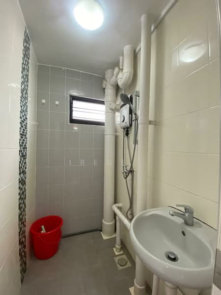 36 Bedok South Avenue 2, 36 Bedok South Avenue 2, 3 Bedrooms, 904 sqft, HDB Flat For Sale, by Irene ., 500117703 - Bathroom - PropertyGuru.com.sg