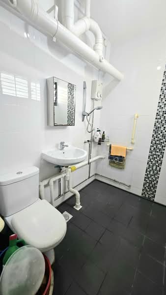 107 Towner Road, 107 Towner Road, 2 Bedrooms, 796 sqft, HDB Flat For Sale, by Jose Loh Zhenhao, 500117813 - Bathroom - PropertyGuru.com.sg