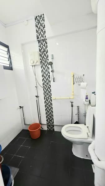 107 Towner Road, 107 Towner Road, 2 Bedrooms, 796 sqft, HDB Flat For Sale, by Jose Loh Zhenhao, 500117813 - Bathroom - PropertyGuru.com.sg