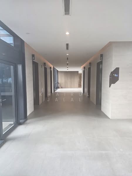 Woods Square, 8 Woodlands Square, 560 sqft, Office For Rent, by Khairul Jalal, 500117815 - Corridor - CommercialGuru.com.sg