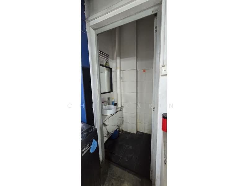 Synergy @ KB, 25 Kaki Bukit Road 4, 1,270 sqft, Factory / Workshop (B2) For Rent, by Chew Karin, 500117822 - Bathroom - CommercialGuru.com.sg