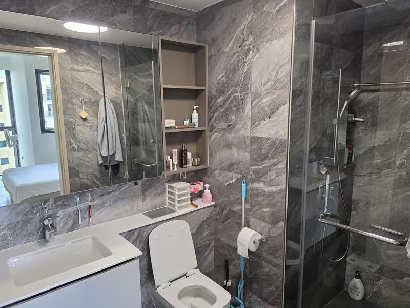 Sengkang Grand Residences, 76 Compassvale Bow, 2 Bedrooms, 764 sqft, Condominium For Rent, by Alan Tian, 500117851 - Bathroom - PropertyGuru.com.sg