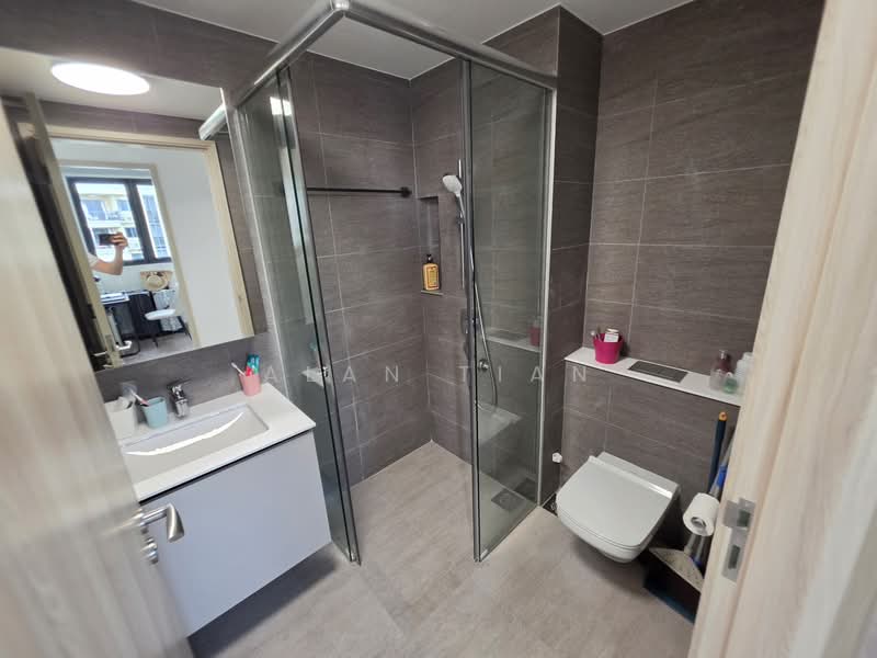 Sengkang Grand Residences, 76 Compassvale Bow, 2 Bedrooms, 764 sqft, Condominium For Rent, by Alan Tian, 500117851 - Bathroom - PropertyGuru.com.sg