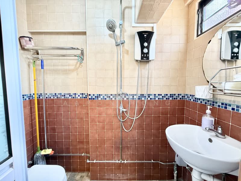 9 Selegie Road, 9 Selegie Road, 2 Bedrooms, 603 sqft, HDB Flat For Sale, by Aaron Hong, 500117890 - Bathroom - PropertyGuru.com.sg