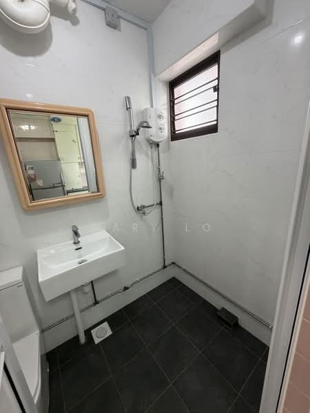 241 Bishan Street 22, 241 Bishan Street 22, 3 Bedrooms, 1,227 sqft, HDB Flat For Sale, by Gary Lo, 500117948 - Bathroom - PropertyGuru.com.sg