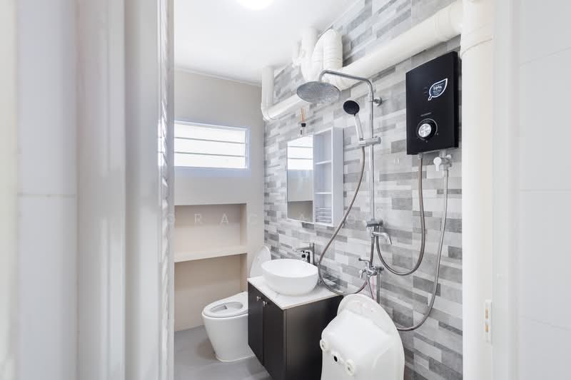 338 Tampines Street 33, 338 Tampines Street 33, 3 Bedrooms, 1,152 sqft, HDB Flat For Sale, by Gracia Ow, 500117978 - Bathroom - PropertyGuru.com.sg