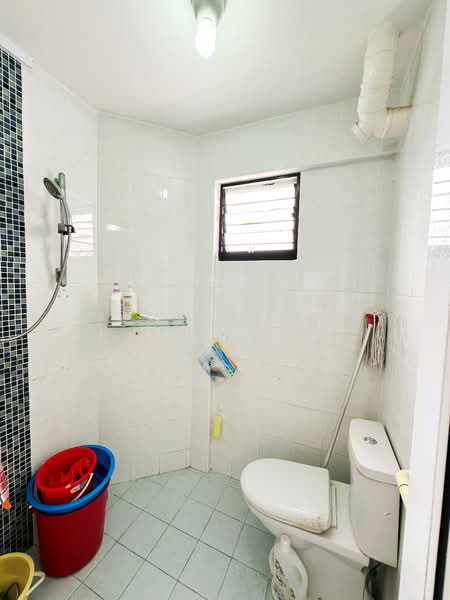105 Jurong East Street 13, 105 Jurong East Street 13, 3 Bedrooms, 969 sqft, HDB Flat For Sale, by Shao Inn Tian, 500117983 - Common Bathroom - PropertyGuru.com.sg
