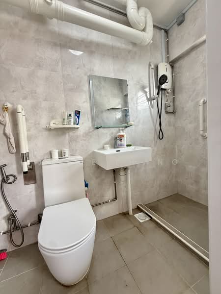 172 Hougang Avenue 1, 172 Hougang Avenue 1, 3 Bedrooms, 1,087 sqft, HDB Flat For Sale, by Josee Phang, 500117992 - Bathroom - PropertyGuru.com.sg