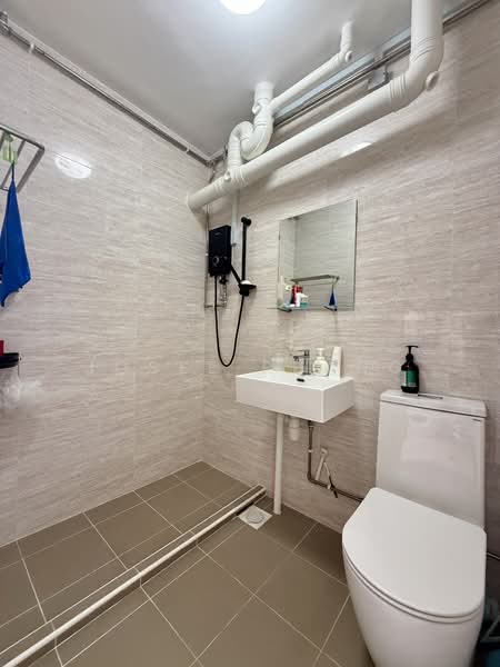 172 Hougang Avenue 1, 172 Hougang Avenue 1, 3 Bedrooms, 1,087 sqft, HDB Flat For Sale, by Josee Phang, 500117992 - Bathroom - PropertyGuru.com.sg