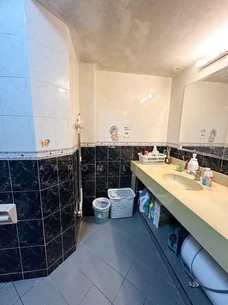 Melville Park, 18 Simei Street 1, 2 Bedrooms, 936 sqft, Apartment For Sale, by Aaron Liong, 500118023 - Bathroom - PropertyGuru.com.sg