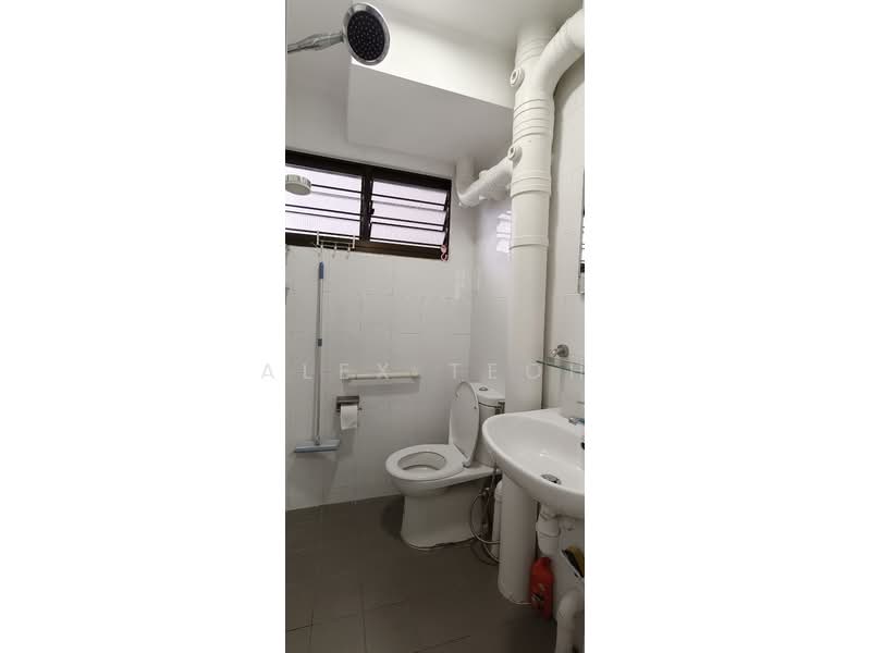 138 Bukit Batok West Avenue 6, 138 Bukit Batok West Avenue 6, 2 Bedrooms, 721 sqft, HDB Flat For Rent, by Alex Teoh, 500118052 - Bathroom - PropertyGuru.com.sg