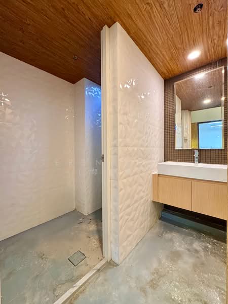 Kb Industrial Building, 10 Kaki Bukit Road 1, 4,542 sqft, Factory / Workshop (B2) For Sale, by Terence Tee (郑志翔), 500118076 - Bathroom - CommercialGuru.com.sg