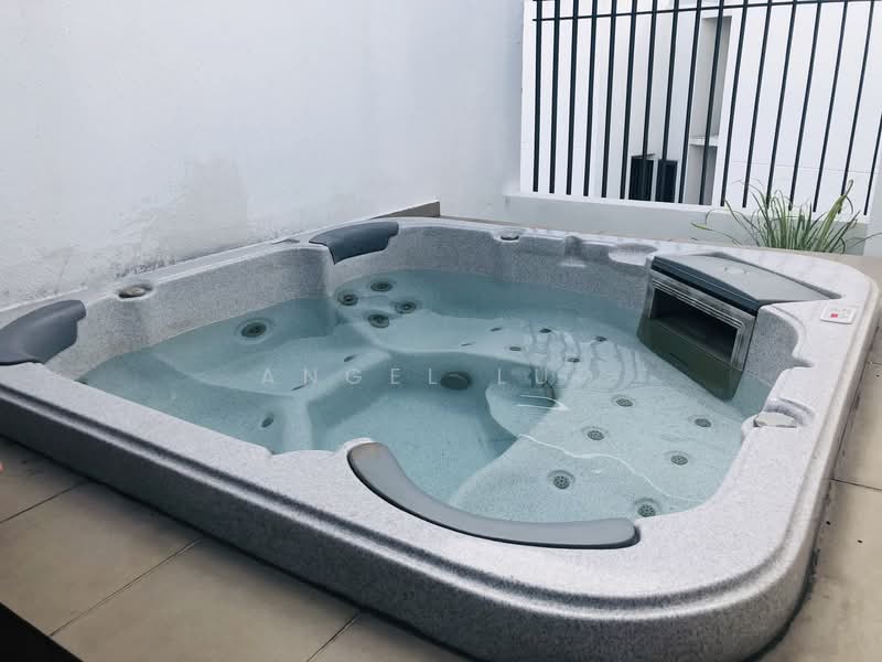 The Lakefront Residences, 46 Lakeside Drive, 3 Bedrooms, 2,099 sqft, Condominium For Rent, by Angel Luo, 500118103 - Outdoor jacuzzi - PropertyGuru.com.sg