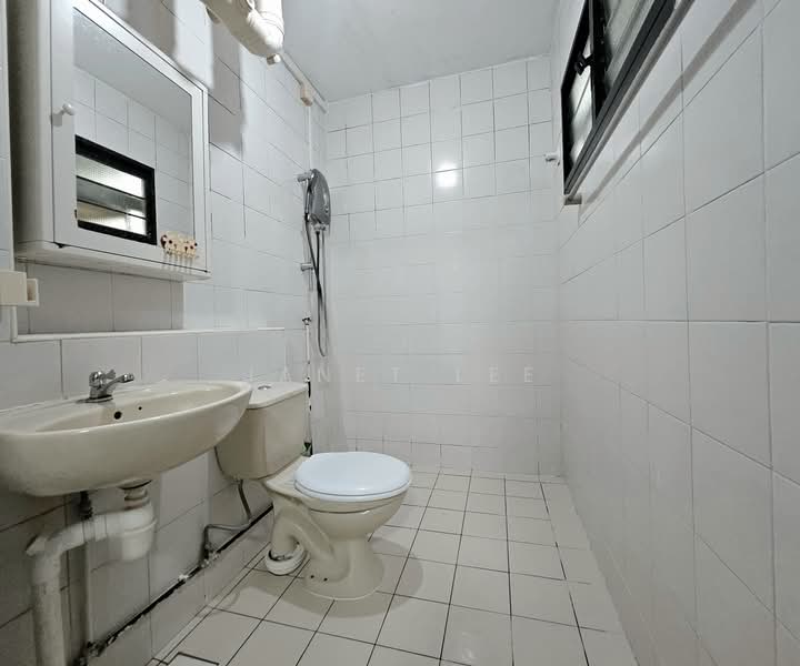 923 Hougang Avenue 9, 923 Hougang Avenue 9, 3 Bedrooms, 1,076 sqft, HDB Flat For Sale, by Janet Lee, 500118126 - Bathroom - PropertyGuru.com.sg