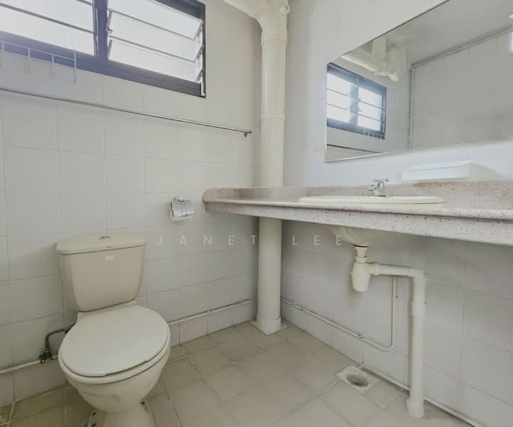 923 Hougang Avenue 9, 923 Hougang Avenue 9, 3 Bedrooms, 1,076 sqft, HDB Flat For Sale, by Janet Lee, 500118126 - Bathroom - PropertyGuru.com.sg