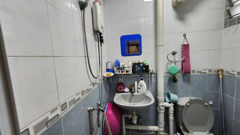 413 Ang Mo Kio Avenue 10, 413 Ang Mo Kio Avenue 10, 3 Bedrooms, 990 sqft, HDB Flat For Sale, by Martin Ong, 500118134 - Bathroom - PropertyGuru.com.sg
