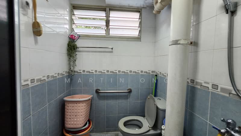 413 Ang Mo Kio Avenue 10, 413 Ang Mo Kio Avenue 10, 3 Bedrooms, 990 sqft, HDB Flat For Sale, by Martin Ong, 500118134 - Bathroom - PropertyGuru.com.sg