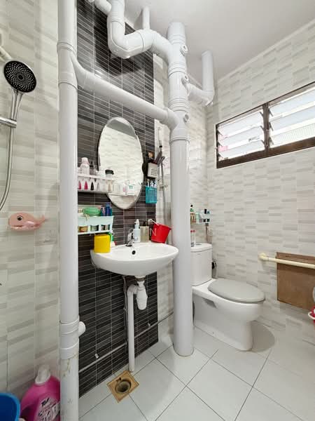 658 Hougang Avenue 8, 658 Hougang Avenue 8, 3 Bedrooms, 1,108 sqft, HDB Flat For Sale, by Jason Oon, 500118145 - Bathroom - PropertyGuru.com.sg
