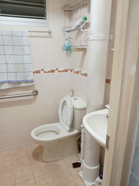 418 Ang Mo Kio Avenue 10, 418 Ang Mo Kio Avenue 10, Room Rental, 100 sqft, HDB Flat For Rent, by Kenny Kan, 500118152 - Bathroom - PropertyGuru.com.sg