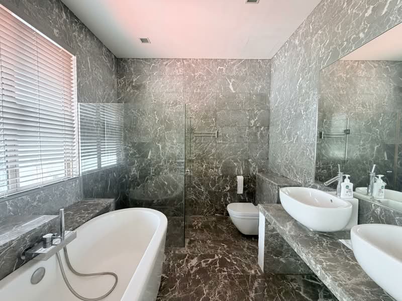 Newly Renovated 2 Storey Landed For Rent, Lifestyle Living, , 4 Bedrooms, 2,350 sqft, Terraced House For Rent, by Aela Lim, 500118174 - Bathroom - PropertyGuru.com.sg