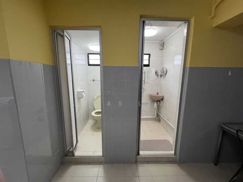 8 Marsiling Drive, 8 Marsiling Drive, 3 Bedrooms, 990 sqft, HDB Flat For Rent, by Lucas Lim, 500118178 - Bathroom - PropertyGuru.com.sg