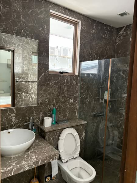 EAST COAST | SIGLAP PARK 2 STOREY WELL RENOVATED, Woo Mon Chew Road, 3 Bedrooms, 1,702 sqft, Terraced House For Rent, by Jeslyn Lim, 500118199 - Bathroom - PropertyGuru.com.sg