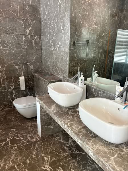 EAST COAST | SIGLAP PARK 2 STOREY WELL RENOVATED, Woo Mon Chew Road, 3 Bedrooms, 1,702 sqft, Terraced House For Rent, by Jeslyn Lim, 500118199 - Bathroom - PropertyGuru.com.sg