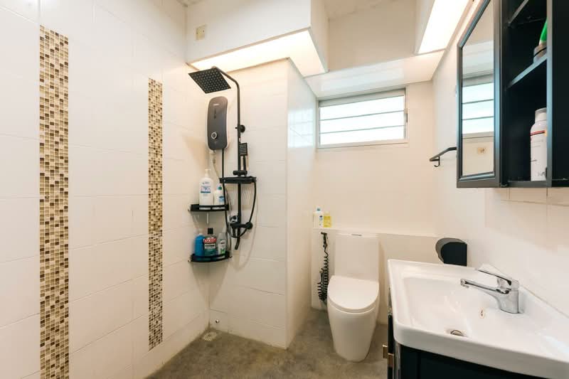 574 Choa Chu Kang Street 52, 574 Choa Chu Kang Street 52, 3 Bedrooms, 990 sqft, HDB Flat For Sale, by Fiona Ng, 500118213 - Bathroom - PropertyGuru.com.sg
