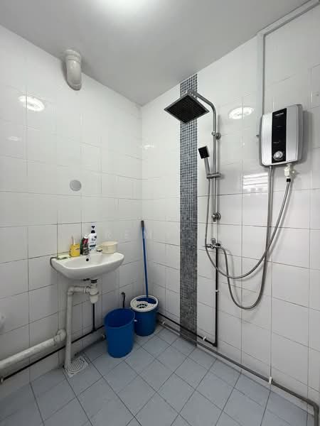 128 Pending Road, 128 Pending Road, 2 Bedrooms, 786 sqft, HDB Flat For Sale, by Remy R, 500118220 - Bathroom - PropertyGuru.com.sg