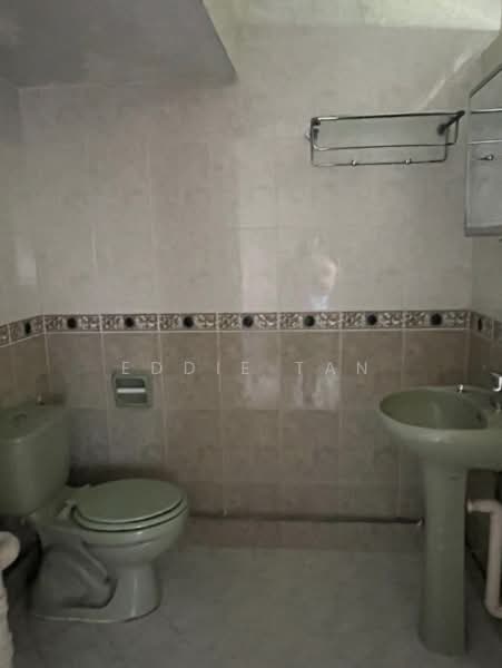 6 Farrer Road, 6 Farrer Road, 3 Bedrooms, 980 sqft, HDB Flat For Rent, by Eddie Tan, 500118238 - Bathroom - PropertyGuru.com.sg