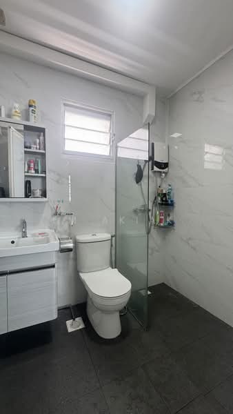672D Edgefield Plains, 672D Edgefield Plains, 3 Bedrooms, 968 sqft, HDB Flat For Sale, by Em Akiak, 500118250 - Bathroom - PropertyGuru.com.sg