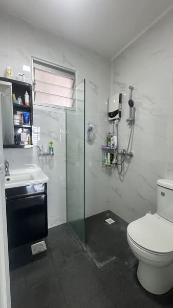 672D Edgefield Plains, 672D Edgefield Plains, 3 Bedrooms, 968 sqft, HDB Flat For Sale, by Em Akiak, 500118250 - Bathroom - PropertyGuru.com.sg