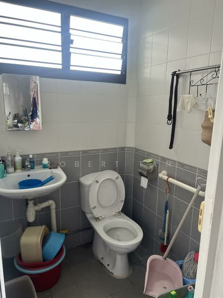 361 Bukit Batok Street 31, 361 Bukit Batok Street 31, 2 Bedrooms, 732 sqft, HDB Flat For Sale, by Robert Tan, 500118259 - Bathroom - PropertyGuru.com.sg