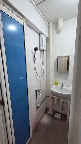 343 Clementi Avenue 5, 343 Clementi Avenue 5, 2 Bedrooms, 721 sqft, HDB Flat For Sale, by Chand Mahtani, 500118265 - Bathroom - PropertyGuru.com.sg