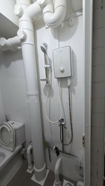 343 Clementi Avenue 5, 343 Clementi Avenue 5, 2 Bedrooms, 721 sqft, HDB Flat For Sale, by Chand Mahtani, 500118265 - Bathroom - PropertyGuru.com.sg