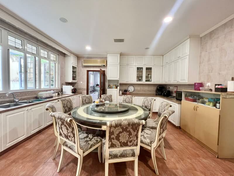 EAST SIDE GCB LIVING ! MASSIVE LAND UNMATCHED PRESTIGE !, GOODMAN RD / WIMBORNE / WILKINSON / BRANKSOME, 7 Bedrooms, 17,500 sqft, Bungalow House For Sale, by Edwin Ow, 500118268 - Kitchen - PropertyGuru.com.sg