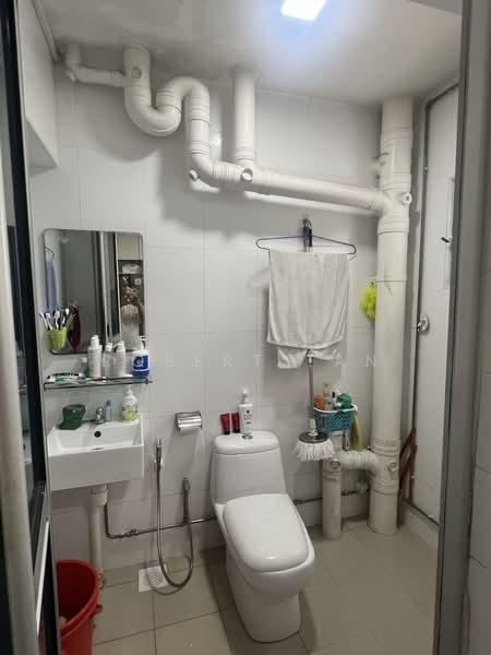 554 Woodlands Drive 53, 554 Woodlands Drive 53, 3 Bedrooms, 969 sqft, HDB Flat For Sale, by Robert Tan, 500118284 - Bathroom - PropertyGuru.com.sg