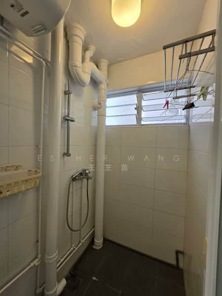 18 Eunos Crescent, 18 Eunos Crescent, 2 Bedrooms, 635 sqft, HDB Flat For Rent, by Esther Wang 王芝茵, 500118326 - Bathroom - PropertyGuru.com.sg