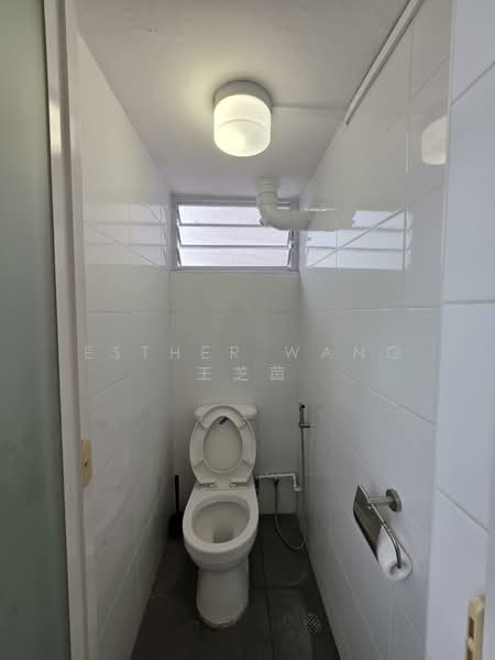 18 Eunos Crescent, 18 Eunos Crescent, 2 Bedrooms, 635 sqft, HDB Flat For Rent, by Esther Wang 王芝茵, 500118326 - Bathroom - PropertyGuru.com.sg