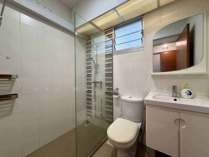 504D Yishun Street 51, 504D Yishun Street 51, 3 Bedrooms, 990 sqft, HDB Flat For Sale, by Pan Waratchaya, 500118350 - Master Toilet - PropertyGuru.com.sg
