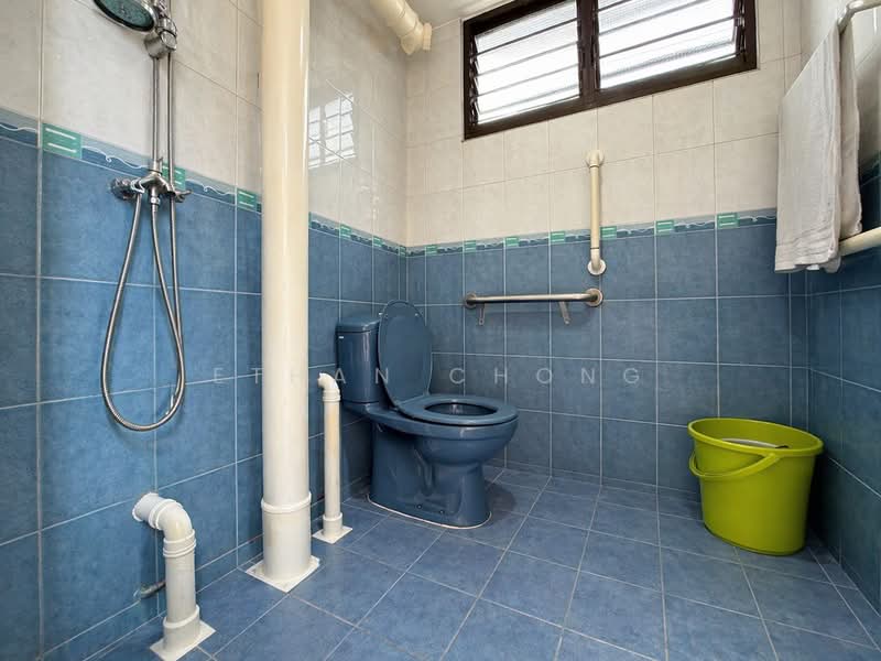 10 Teck Whye Avenue, 10 Teck Whye Avenue, 2 Bedrooms, 721 sqft, HDB Flat For Sale, by Ethan Chong, 500118354 - Bathroom - PropertyGuru.com.sg
