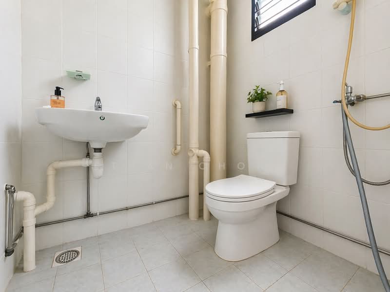 257 Jurong East Street 24, 257 Jurong East Street 24, 2 Bedrooms, 721 sqft, HDB Flat For Sale, by Ethan Chong, 500118358 - Bathroom - PropertyGuru.com.sg