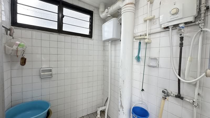 219 Jurong East Street 21, 219 Jurong East Street 21, 3 Bedrooms, 979 sqft, HDB Flat For Sale, by KC Chong, 500118373 - Bathroom - PropertyGuru.com.sg