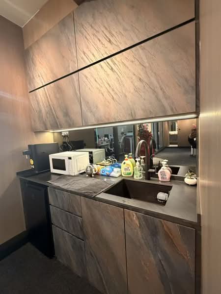 The Central, 8 Eu Tong Sen Street, Boat Quay / Raffles Place / Marina, 883 sqft, Office For Rent, by Chris Ng 吴俐慜, 500118375 - Kitchen - CommercialGuru.com.sg