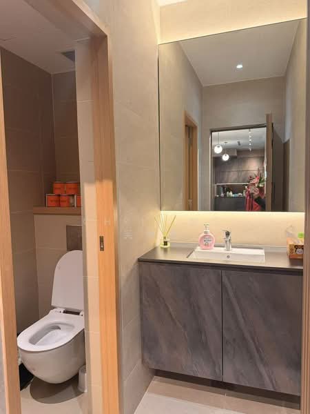 The Central, 8 Eu Tong Sen Street, Boat Quay / Raffles Place / Marina, 883 sqft, Office For Rent, by Chris Ng 吴俐慜, 500118375 - Bathroom - CommercialGuru.com.sg