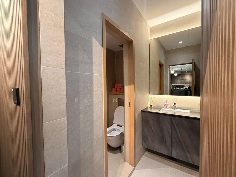 The Central, 8 Eu Tong Sen Street, Boat Quay / Raffles Place / Marina, 883 sqft, Office For Rent, by Chris Ng 吴俐慜, 500118375 - Bathroom - CommercialGuru.com.sg