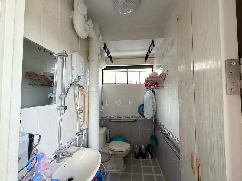 101 Tampines Street 11, 101 Tampines Street 11, 2 Bedrooms, 850 sqft, HDB Flat For Sale, by Joey Loh 罗雪慧, 500118378 - Common Bathroom - PropertyGuru.com.sg